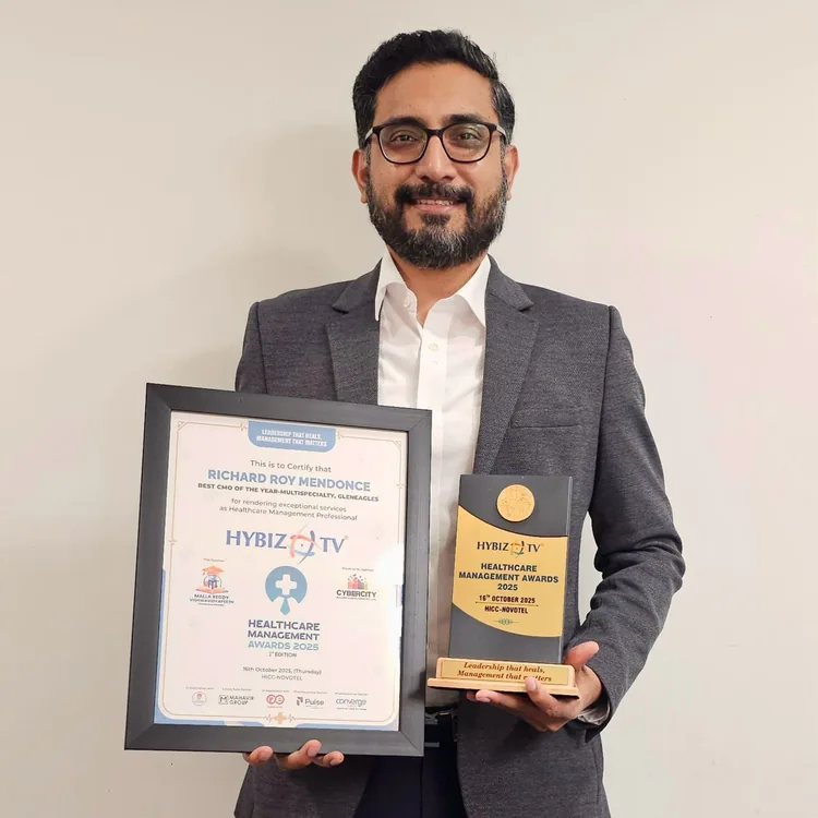 Richard Roy Mendonce receiving CMO of the Year at the Healthcare Management Awards 2025